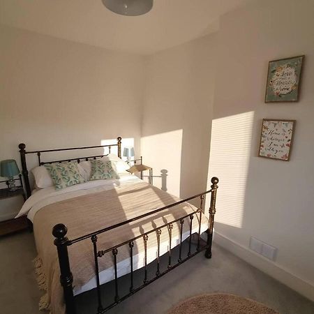 Modern 4-Bedroom Townhouse With Private Garden Abertillery 外观 照片