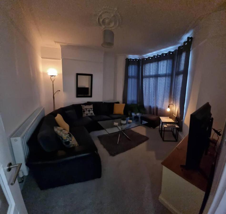 Modern 4-Bedroom Townhouse With Private Garden Abertillery 外观 照片